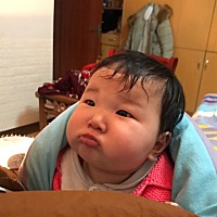 我家宝宝四个月了 ，最近晚上老哭 上头了还会哭到吐 应该怎么办