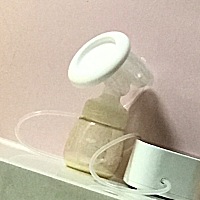 奶水太少了，因为剖腹产打了消炎针，医生不给喂奶，就用了奶瓶喂，再加上乳头短宝宝吸不到，现在挤出来...