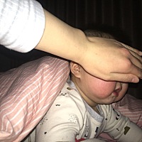 是这样的，我跟对象还没扯证，因为还没到法定年龄，但有了孩子，小姑子在国企上班，年薪十几万，前段时...