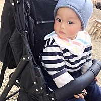 9个月了还不会爬，去体检各项指标都正常，医生让我帮助他爬，有利于发育，放到床上他就趴着不动，还跟你...