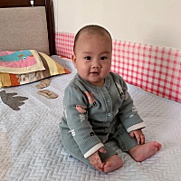 这么个小可爱，不招呗哭了怎么能行😂 妈妈们是不是都有这个癖好🤪 #来自亲妈的疑虑