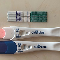 我上月是4号来的月经，19号左右同房，1号用早孕试纸测一深一浅两道杠，连续换了两个品牌，都是一深一浅...