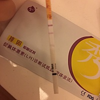 帮我看看这个是排卵了吗？我看检测区与对照区颜色相当或更深才是阳性，否则是阴性，但是我这几天，第一...