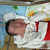 3.2日 7.4斤 剖腹产  二胎男孩 不开心 心心愿愿的想要个妹妹 但也祝愿想要男孩的你们如愿吧！
