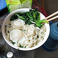 各位宝妈，坐月子有玩手机的吗？控制不住自己啊😡😡