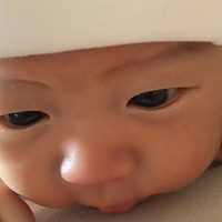 我的天使宝宝啊。在月子里晚上都能睡五六个小时了。晚上不哭不闹吃饱换完尿不湿放小床上就睡了。洗澡澡...