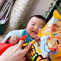 小宝贝今天第一次吃米粉 吧唧吧唧真的是好养活 吃嘛嘛香 用母乳冲调的60毫升全吃完了还不够 给宝贝一个...