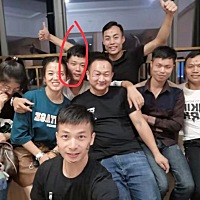 昨天突然看他手机，群里发了这个照片，图片发现老公抱着别的女人，所以顿时大发雷霆，我气得立马给了一...