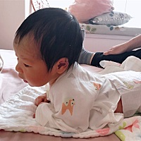 出生15天，现在已经可以这样抬头了，正常吗？