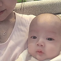 两个半月宝宝有点吓到了，总是一激灵一激灵的，还特别能睡