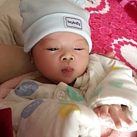 宝宝下面红肿、长来好多像小水泡一样的不知道是不是痱子、因为老是拉肚子皮都擦破了、家婆使劲擦爽身粉...