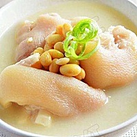 传统坐月子，很多老一辈都会让新妈妈们吃很多催乳汤，每天七顿，顿顿油腻。   其实这些都是不对，非得...