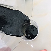 又给胖丫做了罐黑芝麻核桃酱，停了好久没给吃，赵先生都有意见了，赶忙给补上了。留在破壁机里加点水打...