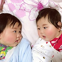小妞们已经7个多月了，已经会咿咿呀呀地学着发声。想来双胞胎是有心灵感应的吧，每次两个人放一起，会相...