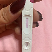 这个验孕棒是坏掉了么？怎么上边一条杠颜色这么浅，下边一团红色