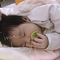 避免奶嘴掉下来，自己扶着点吧