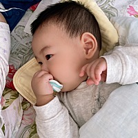 每次看到儿子嫩嫩的脸就忍不住想咬一口，有时候他还会亲亲爷爷奶奶，对我反而亲的少，真是让我又气又嫉...