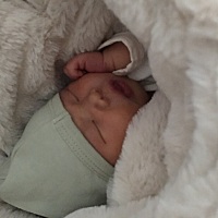 宝宝刚出生怎么睡最好？有的妈妈说侧久了对头形不好，医生建议侧