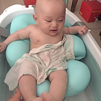 宝宝现在5个月 8天了，从第4个月开始添加米粉，宝宝生出来就一直是混合喂养，米粉吃了一个月正常拉粑粑...