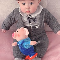 他好像不是很满意这件衣服😂