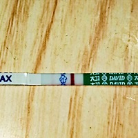 上个月28号的排卵期，今天忍不住测了，有浅浅的痕迹，这个月13号是预测姨妈期