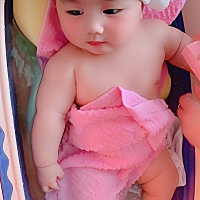 宝宝4个月22天，突然不想吃母乳了，甚至刚碰到乳头就恶心干呕，百度搜了搜，类似到了厌奶期，牛奶也不喝...