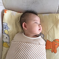 娃睡觉总是张着嘴，这样很不好，但是每次用手把他嘴巴合上，他又会再张开。你们怎么给他纠正的？