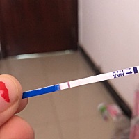 平时规律的月经推迟了5天，也伴有恶心，小腹痛，胸涨，现在有明显的嗜睡。试纸显示的什么意思