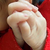 想问一下有没有宝妈是从孩子出生就喂奶粉的？我的奶水不足，孩子总是吃不饱，我今天刚找过通乳师揉过，...