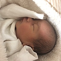 带娃的苦逼生活。两个钟一喂奶。三个人没有觉睡，还好吃完会睡觉，反正觉得奔溃，没有婆婆没有妈，只能...