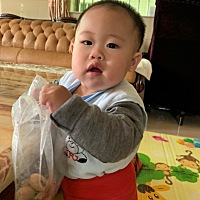 农历11个月，现在的你越来越可爱了，什么东西都特别好奇，看到什么都伸小手去摸去抓，还不会叫爸爸妈妈...