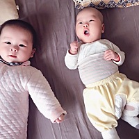 2个月2天啦！我们10斤啦！和小侄子一比较哪都小，小侄子马上7个月啦！要一起相亲相爱，快快快快地长大哦...