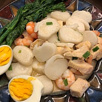早上厂里 加工户过来拿加工做 我抱着宝宝 这人看见便来打招呼问好 这时候公公婆婆也在 我有点疫情的梗寒...