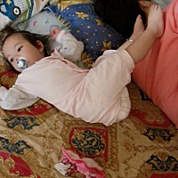 睡觉就喜欢把脚脚放爸爸身上或脸上😂😂😂