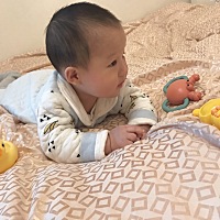 前几天去社区打疫苗时候社区医生说可以给宝宝喝点鱼汤吃肉泥了，于是回来后我们就给宝宝炖了无添加的昂...