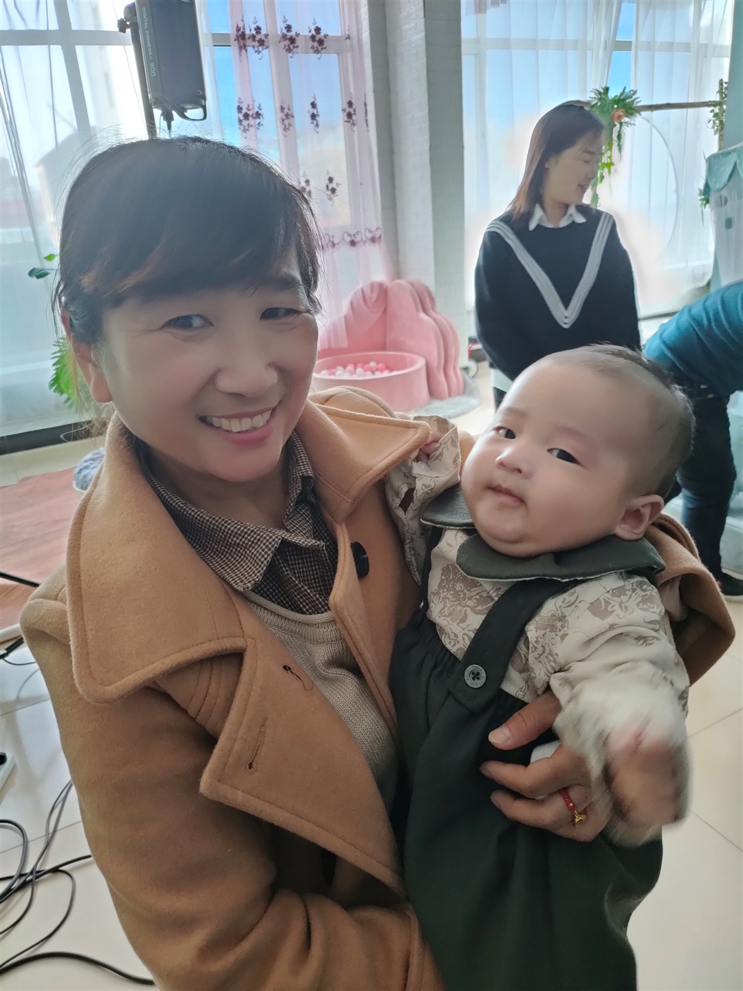 看姥姥抱着我笑的多开心