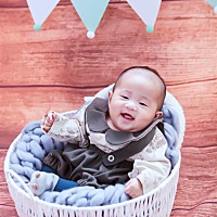 爸爸妈妈和姥姥陪着我来  照相了  高兴的  今天都会爬着了  😁 看姥姥抱着我笑的多开心