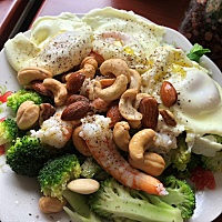 嗯 买了些食材 厂里餐具🍴都是古老式的 用筷子🥢吃这些