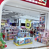 #闲暇时间更喜欢出门还是宅#晚上带女儿去溜达丫头看到冰雪奇缘玩具走不动了[偷笑][偷笑]，买了拿起飞奔...