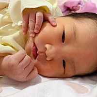 宝宝妈妈眼睛小有肿眼泡！感觉宝宝哭的时候肿眼泡也挺严重