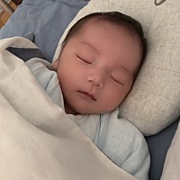 有跟我家宝宝一样睡觉翻白眼的嘛？我家宝宝出生12天了，第三天开始掉胎皮，不知道要掉多久胎皮才好，而...
