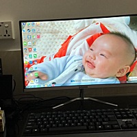 我跟我老公是一个学校的，读书时不认识，是出来干活后因为同个单位 他追的我，一起三年多未婚先孕才结婚...