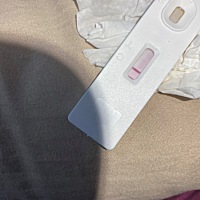 拿手机手电筒照着拍的。请问一下有没有看到两条线啊？ 姐妹们。