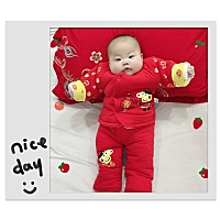 不愧是猪年出生的宝宝，吃的胖胖的 这是出生13天的时候，还有尖下巴和双眼皮，现在都胖没啦