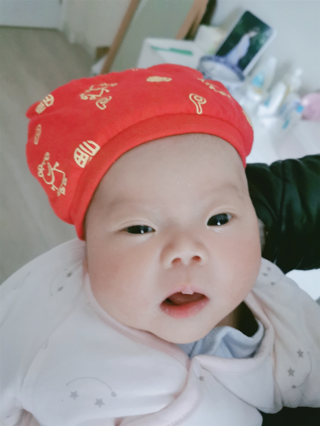 这是出生13天的时候，还有尖下巴和双眼皮，现在都胖没啦