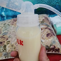 两个多小时没喂奶，至于吗！涨的我痛死了，挤出来满满的一瓶，宝宝又吃不多，挤出来还是很痛！