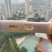 我的眼睛是自带杠吗 ？  我怎么看着A有一点点红呢？ 说明书上写 A浅代表刚刚怀孕！  是真的吗？  朋友们...