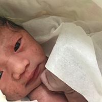 小蓝莓欢迎你的到来，刚出生就睁眼看着妈妈了，脏兮兮还没来得及洗的宝宝