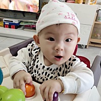 我家宝宝现在是9个半月，7.8公斤，早产，出生的时候3斤半。一直母乳喂养，现在除了母乳什么都不吃，吃一...
