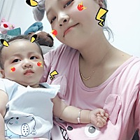 跟妈妈拍照 就是不配合  😁 感觉有点困喽 笑一个吧  给妈妈点面子  ❤